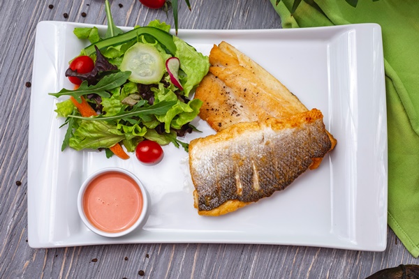 top view fried fish with vegetable salad and sauce - Лечебный стол (диета) № 2 по Певзнеру: таблица продуктов и режим питания