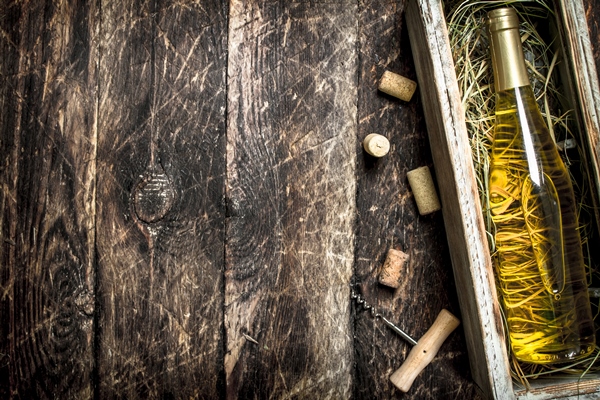 white wine in old box with green grapes on a wooden background - Ризотто постное с икрой