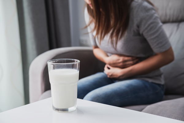 woman having bad stomach ache with a glass of milk lactose intolerance health care concept 1 - Лечебный стол (диета) № 3 по Певзнеру: таблица продуктов и режим питания