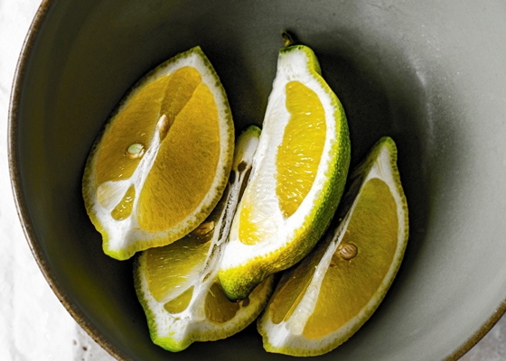 yellow fresh cut organic lemons - Буглама из рыбы