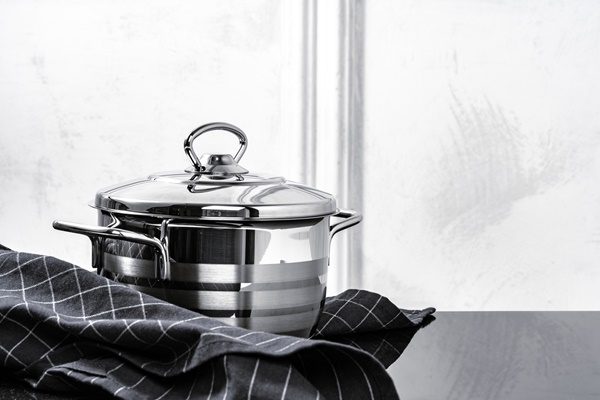 aluminum cookware on black induction stove against grey wall - Французский салат из одуванчиков