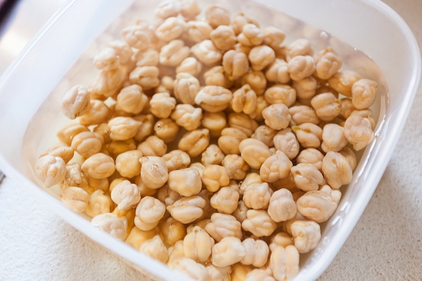 chickpeas left in water to soak - Кюфта-бозбаш