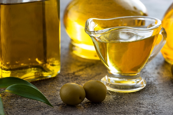close up cup of olive oil and green olives 1 - Французский салат из одуванчиков