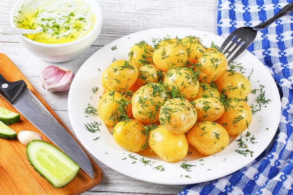 close up of boiled new potatoes with herbs - Французский салат из одуванчиков