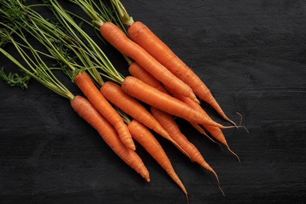 close up on vegetables in kitchen 1 - Салат из одуванчиков с огурцами и морковью