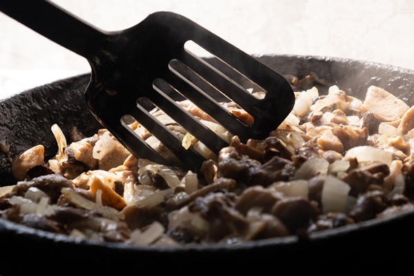 cooking fried mushrooms with onions stir mushrooms - Пельмени с грибами по-монастырски