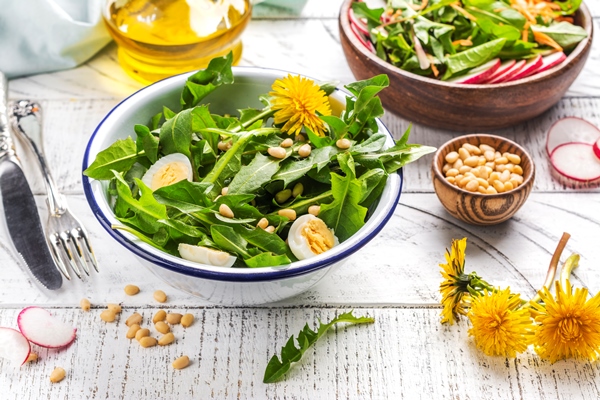 fresh dandelion salad 1 1 - Салат из одуванчиков с морковью и редисом