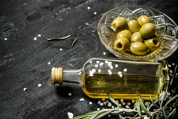 fresh olives and the oil - Творог с черемшой