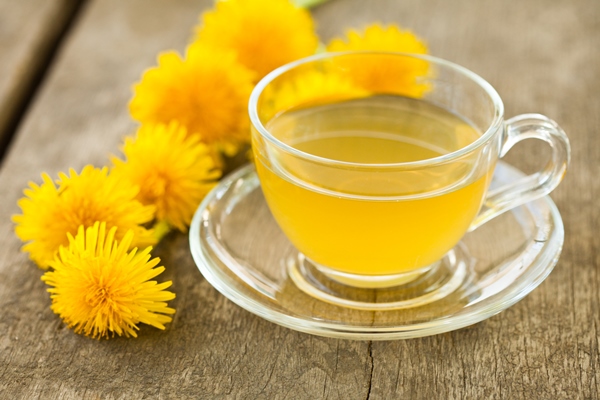 herbal dandelion tea in glass cup on the table 1 - Квас из одуванчиков
