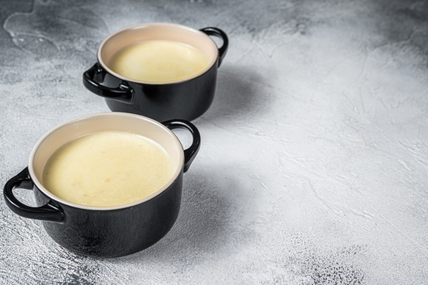 homemade potato cream soup in bowls - Щавелевые щи по-монастырски