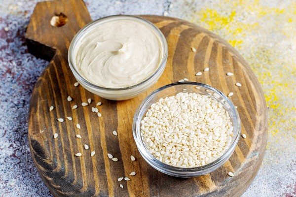 homemade sesame paste with sesame seeds 1 - Хумус с черемшой