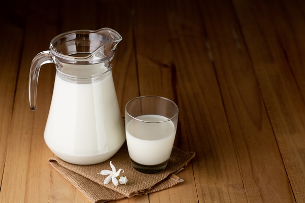 milk glass and milk jug - Пюре с одуванчиком