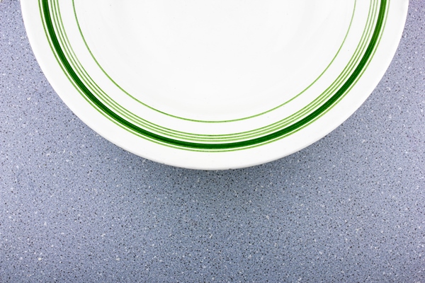 old porcelain plateold antique plate with green pattern ornament - Правила обработки и приготовления дикорастущих растений