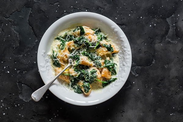 pumpkin gnocchi with spinach cream sauce on a dark background top view - Жареная черемша