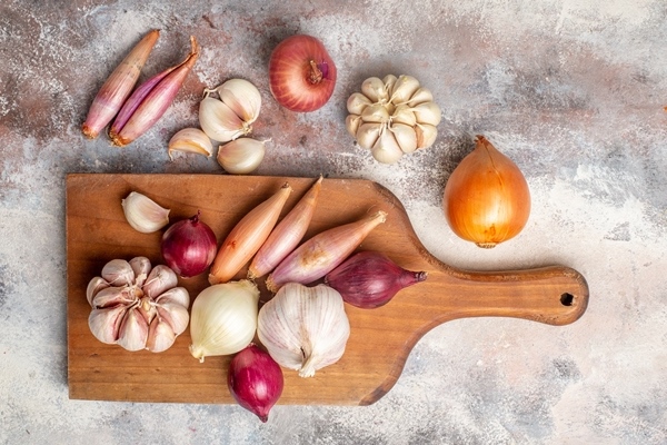 top view onions and garlics fresh ingredients - Яйца, фаршированные пастой из сныти