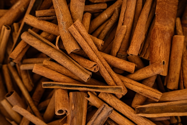 cinnamon sticks background - Сливовое варенье с орехами