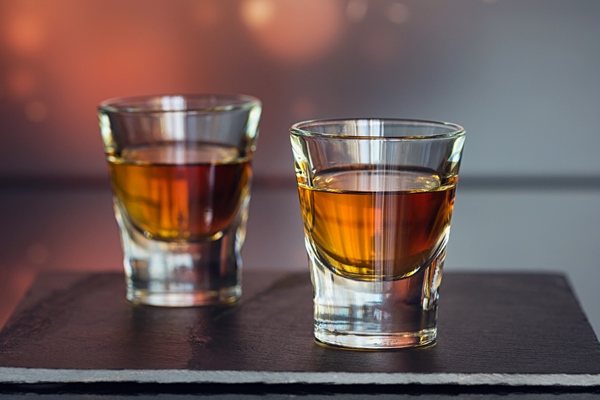 cognac or liqueur coffee beans and spices on a glass table - Сливовое варенье с орехами