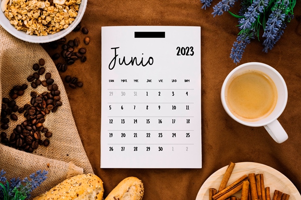 flat lay 2023 june calendar with snacks - Календарь питания Петровского поста на 2023 год