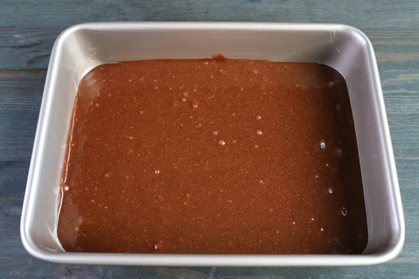 flavorful wholemeal chocolate olive oil cake batter in a cake pan ready to bake - Шоколадный пирог с бананами