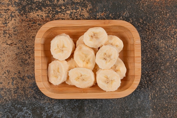sliced peeled bananas on wooden plate - Шоколадный пирог с бананами