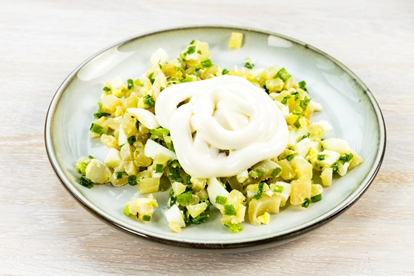 Салат из кальмаров с яйцом и луком - рецепт с фото на Пошагово ру