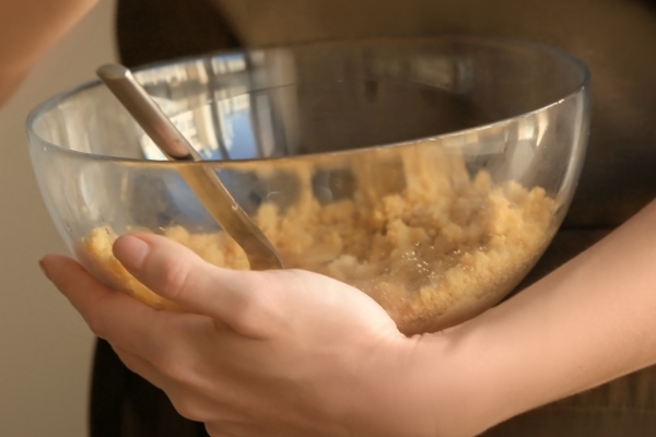 woman preparing dough for cheese cake in kitchen - Творожный десерт с клубникой