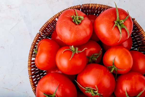 basket full of tomatoes on white surface - Помидоры, фаршированные рисом