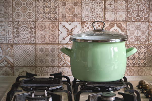 cooking pot on gas stove in the home kitchen - Вешенки с овощами в маринаде