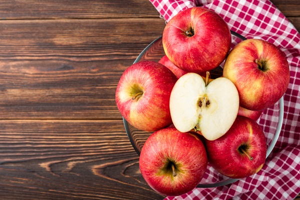 red apples on dark wooden table - Ягодный компот на каждый день