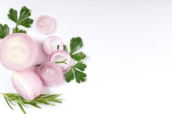 red whole and sliced onion fresh onion isolated on white surface with clipping path sliced red onion with parsley on the white - Баклажаны с чесноком "Шашлычные"
