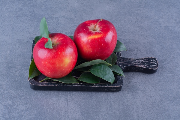 ripe apples with leaves on board on the dark surface - Монастырская кухня: овсяная каша на грибном бульоне, вафли с яблоком