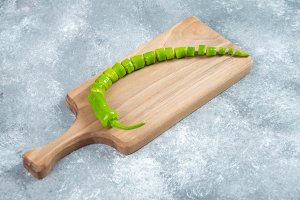 sliced jalapeno peppers on wooden board - Фруктовая острая закуска, постный стол