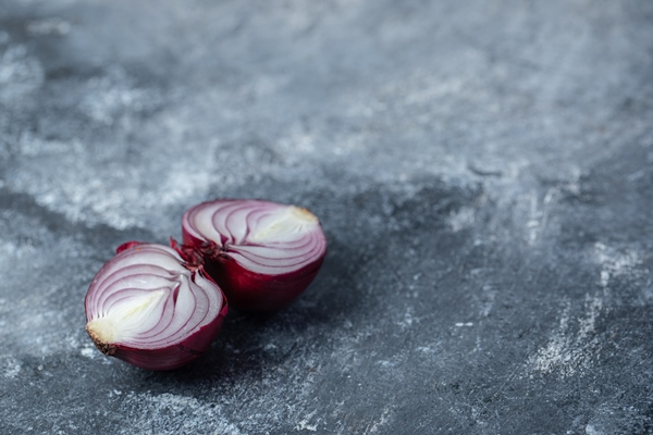 sliced purple onion on a marble background - Монастырская кухня: овсяная каша на грибном бульоне, вафли с яблоком