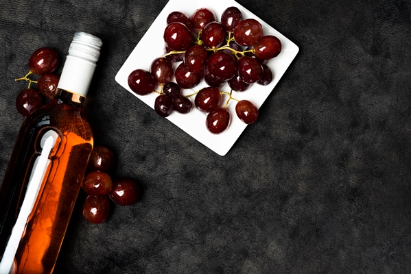 top view bottle of wine with grapes - Яблоки в вине с розмарином и морковью