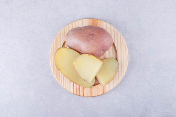 boiled delicious potatoes on wooden plate - Окрошка на кефире с минеральной водой