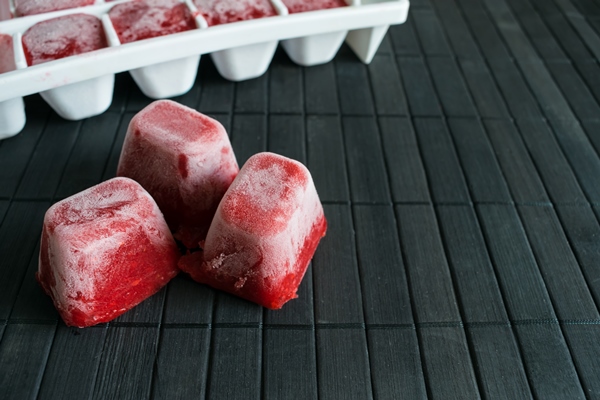 how to freeze strawberries the strawberry puree is frozen in the form for ice - Холодный фруктовый суп