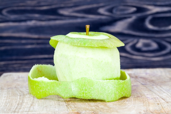 peeled green apple on a wooden cutting board closeup of food of natural production - Рыбные шашлыки с постным яблочным соусом