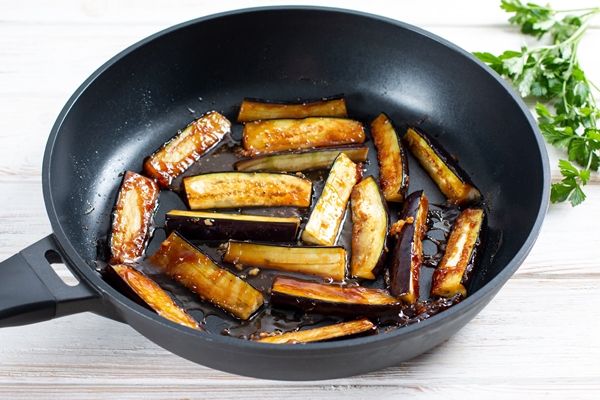 fried eggplant dipped in honey in a frying pan delicious snack - Баклажаны в лимонно-медовой глазури