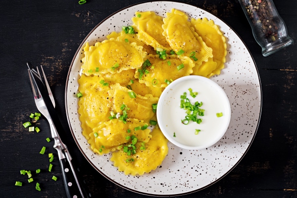 ravioli with spinach and ricotta cheese - Равиоли со шпинатом, рикоттой и перепелиными яйцами