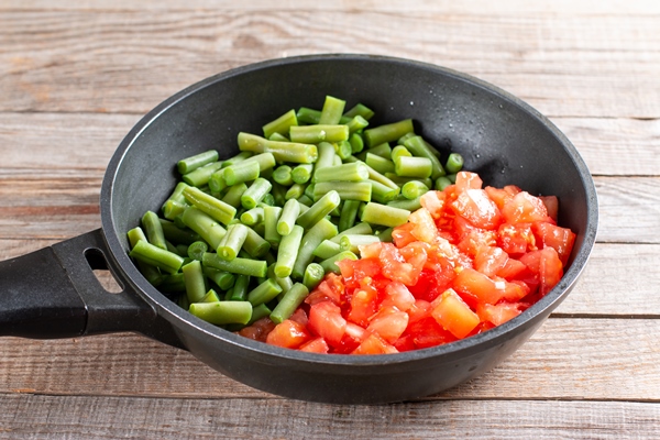 sliced green beans and potamas in a frying pan for cooking lobio of green beans with vegetables and tomato step by step recipe - Лобио из зелёной фасоли с овощами и помидорами