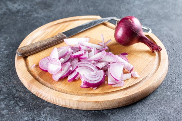 sliced sweet onions for a savory salad with bell peppers carrots vegetables and sesame seeds step by step recipe healthy food - Острый салат из болгарского перца с морковью и кунжутом