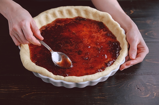 step by step production of strawberry pie 13 - Дрожжевой пирог с клубничным джемом