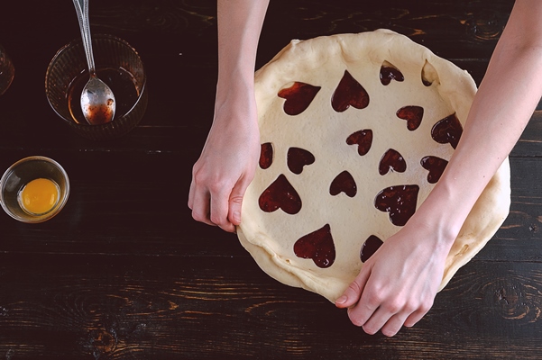 step by step production of strawberry pie 14 - Дрожжевой пирог с клубничным джемом