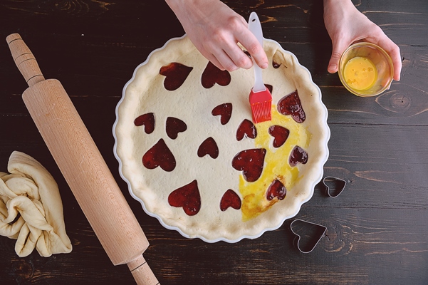 step by step production of strawberry pie 15 - Дрожжевой пирог с клубничным джемом