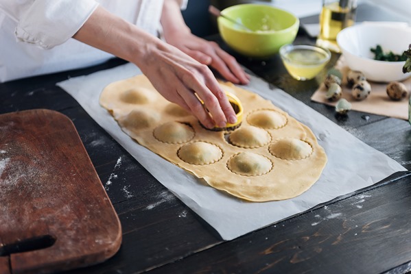 step by step the chef prepares ravioli with ricotta cheese yolks quail eggs and spinach with spices the chef creates ravioli 2 - Равиоли со шпинатом, рикоттой и перепелиными яйцами
