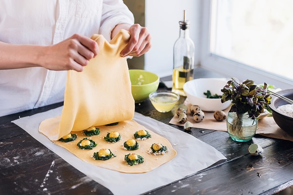 step by step the chef prepares ravioli with ricotta cheese yolks quail eggs and spinach with spices the chef creates ravioli - Равиоли со шпинатом, рикоттой и перепелиными яйцами
