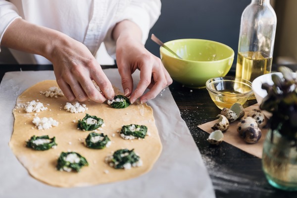 step by step the chef prepares ravioli with ricotta cheese yolks quail eggs and spinach with spices the chef prepares the filling on the dough 1 - Равиоли со шпинатом, рикоттой и перепелиными яйцами