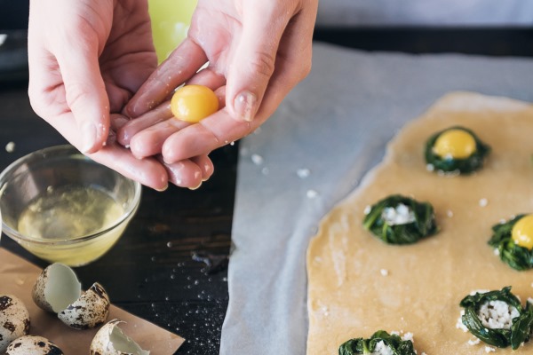 step by step the chef prepares ravioli with ricotta cheese yolks quail eggs and spinach with spices the chef prepares the filling on the dough 2 - Равиоли со шпинатом, рикоттой и перепелиными яйцами