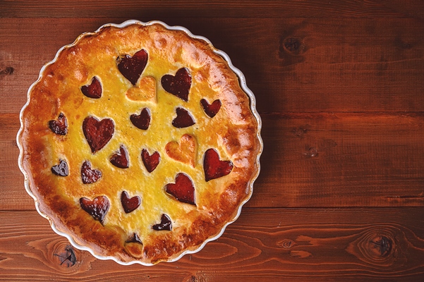 strawberry cake for valentine s day with hearts on a wooden background - Дрожжевой пирог с клубничным джемом
