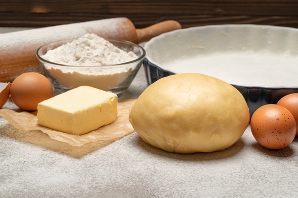 unrolled and unbaked shortcrust pastry dough recipe on concrete background - Французский киш с курицей и грибами